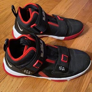 Lebron soldier 13 basketball shoes